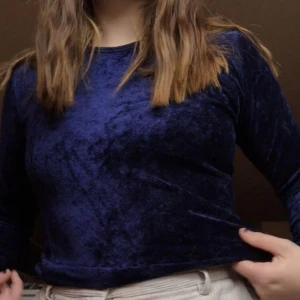  - Säljer denna mörkblå sammets-tröjan som knappt är använd! 💙