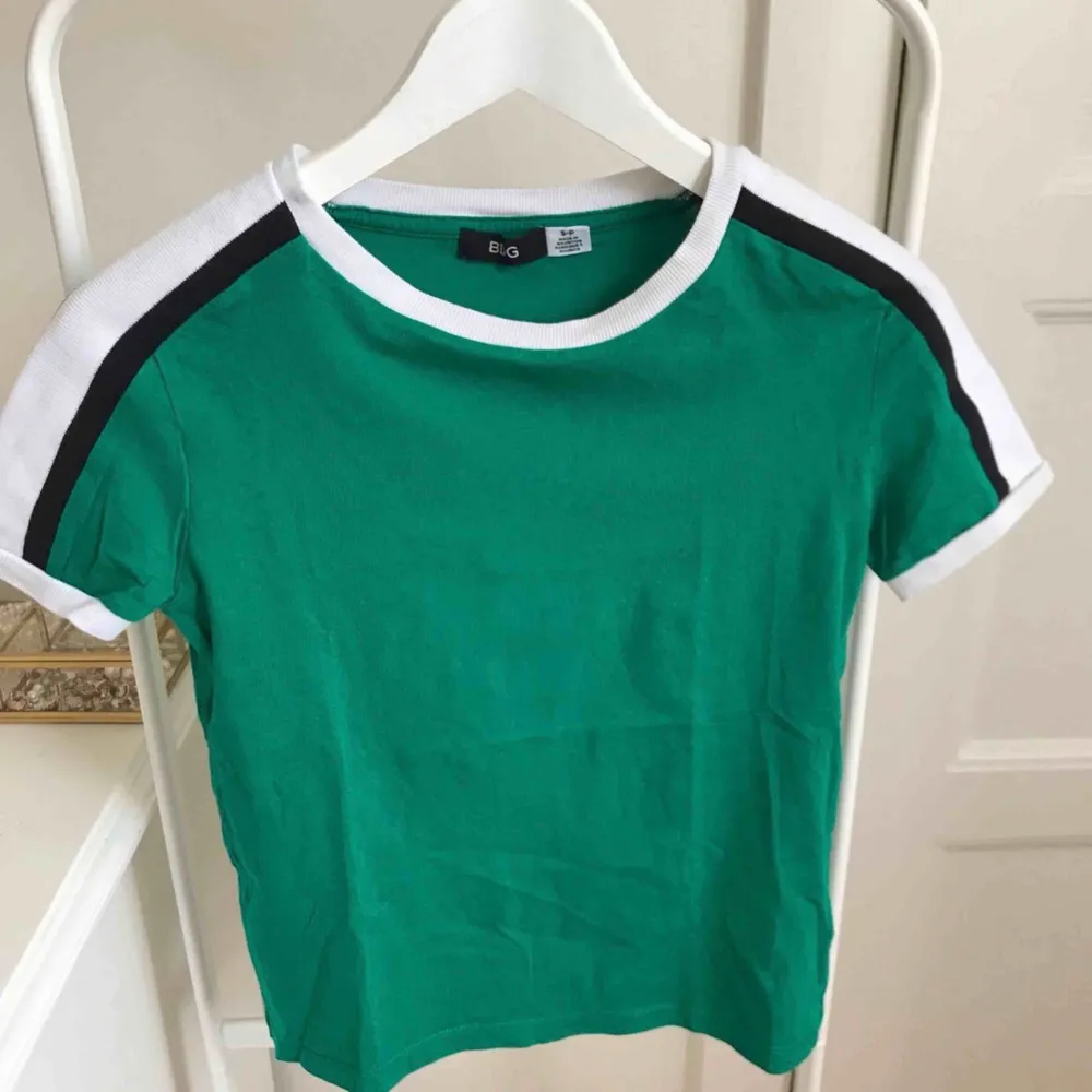 Fin grön t-shirt, en aning kortare modell i storlek XS/S. Köpt på Urban Outfitters i Köpenhamn för ca 300 kr. Knappt använd. För fler bilder kontakta mig. . T-shirts.