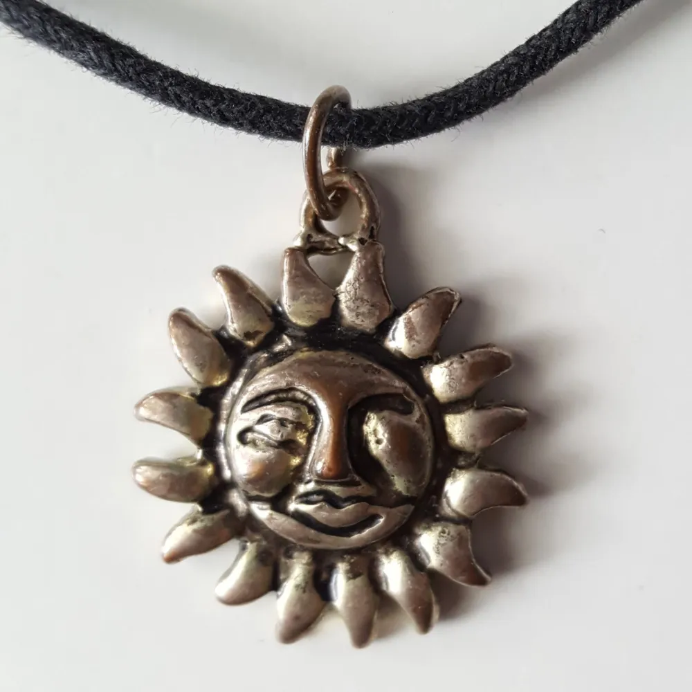 Vintage halsband med solhänge på ett justerbart snöre. Kan skickas om köparen står för fraktkostnaden på 9kr.. Övrigt.