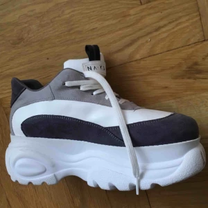  - Jätte coola sneaker ifrån NAKD med hög platå. Aldrig använda endast testade. Kostade 799kr som nya