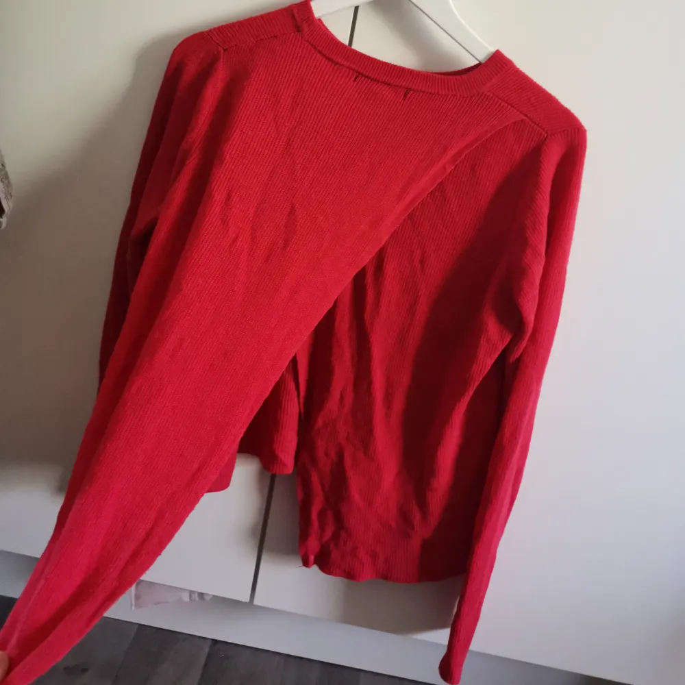 Röd stickad tröja med öppning i ryggen, köpt från mango. Nypris 259kr. Köparen står för frakten . Stickat.