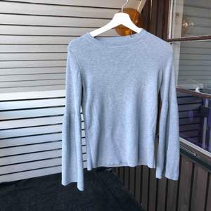 Denna jättefina gråa tröja med detaljer vid ärmarna. Säljer pga den är för liten :( 85kr + frakt😉💞 