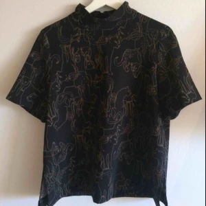  - Poloshirt, köpte den för 3 år sen på ginatricot, använt en gång, polyester