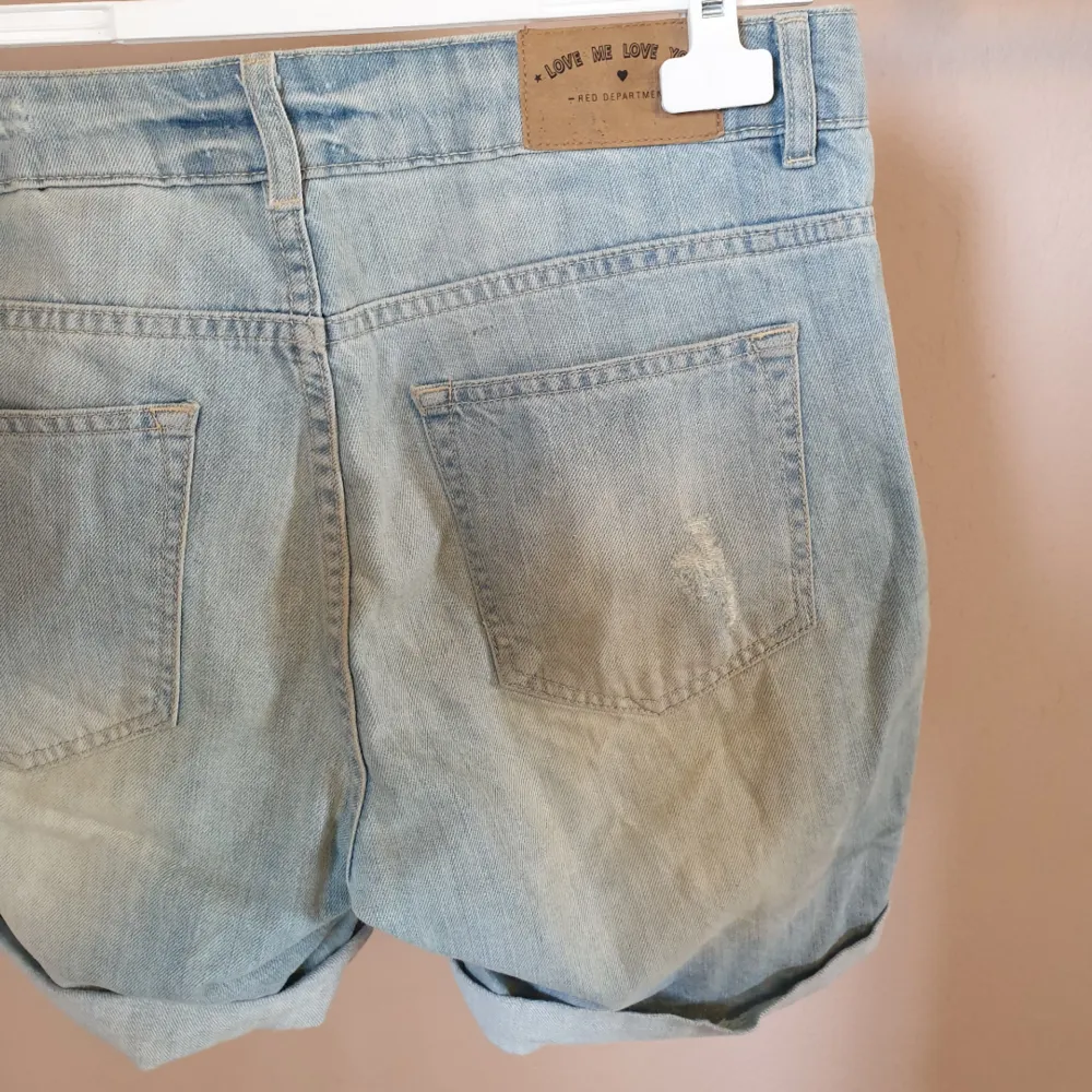 Så snygga jeansshorts i boyfriendmodell. Snygga slitningar. Dock är tyvärr dragkedjan paj..därav billiga priset. Är man lite händig kan man säkert fixa det, annars finns det ju en väl fungerande knapp (:. Shorts.