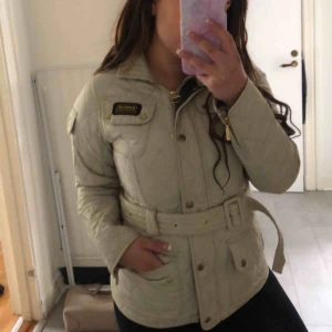  - Beige barbour jacka i superfint skick och väldigt bekväm. Säljer den för att jag inte får så mycket användning av den som jag hade hoppats på. Köparen står för frakten 
