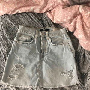  - Säljer denna jeanskjolen ifrån bikbok pågrund av att den ej kommit till användning. Frakt tillkommer, hör av er om ni är intresserade💓💕💞