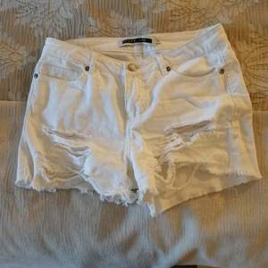 Vita shorts med slitning fram. storlek 28, typ M. 
