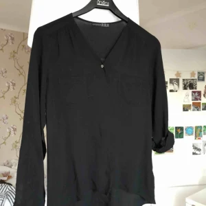  - Superfin blus i V-ringad modell. Har långa ärmar som kan knäppas upp till 3/4-längd. Är i storlek 38, men ganska tajt över armarna så snarare 36.