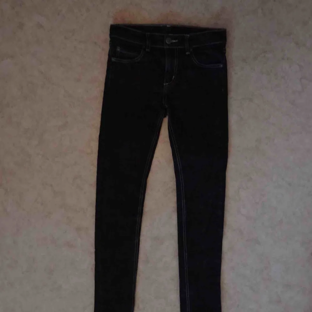 *RESERVERADE* Svartgråa jeans från Cheap Monday med ljusa sömmar. Står strl 28 men är små i storleken o skulle tro att de passar en xs/34a   Frakt 63 kr. Jeans & Byxor.