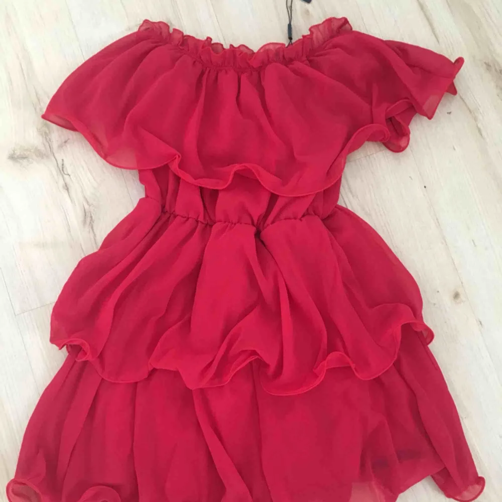 Helt ny röd sommar klänning! (Priset kan diskuteras). Klänningar.