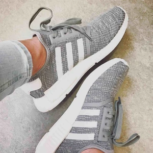  - Fri frakt! Sköna, snygga och sparsamt använda Adidas NMD R1 knit. Min bild. Något mörkare än på bilden. Kan skicka mer vid intresse. Nypris 1499:-. Har massa sneakers och tar väl hand om dem.