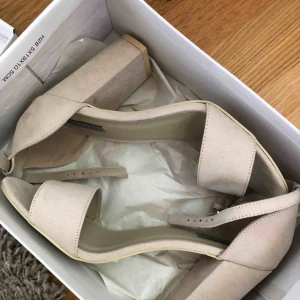  - Beiga klackskor ifrån Nelly.com, storlek 38. Aldrig använda. Köpare står för frakt 😜