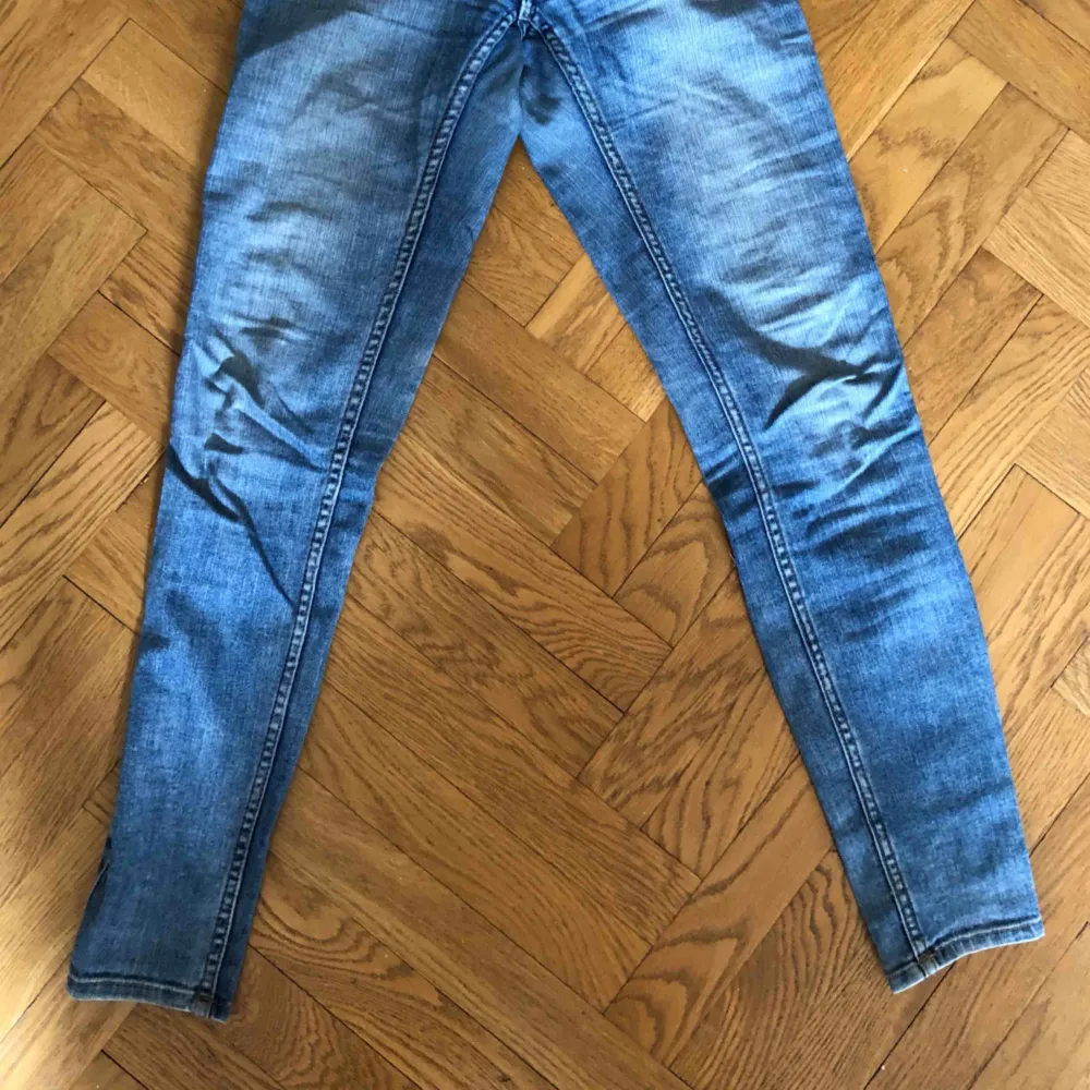 Tajta jeans från Monki. Strl 26. Inget att anmärka på. Nypris 500 kr. Priset är inklusive porto. . Jeans & Byxor.