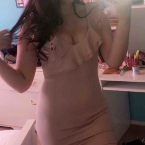  - En klänning som används max 3 gånger men som är i mycket fint skick. Passar både avslutningar och/eller lite festligare tillfällen. Köparen står för frakten men kan även mötas upp i Stockholm 