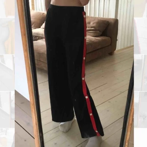 Popperpants - Supersnygga Popperpants i mjukt material, går att knäppa upp fyra knappar nerifrån. Helt oanvända med lappen kvar! Om du köper nu så bjuder jag på frakten!