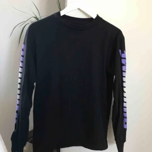  - Långärmad tröja från skatemärket DIME köpt på Dover street market. Använd fåtal gånger. Möts upp i Stockholm annars tillkommer frakt!