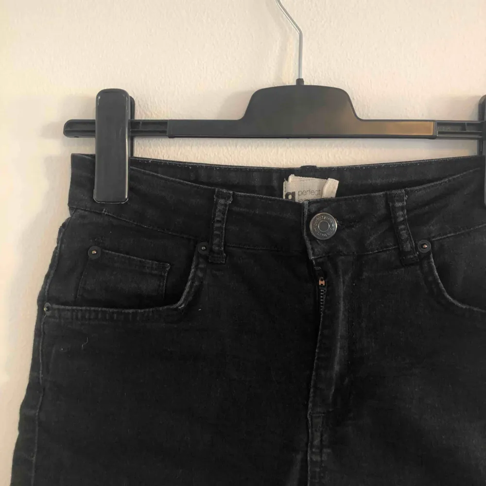 Snygga jeansshorts från Gina Tricot, används ett fåtal gånger, men fortfarande i bra skick. Inget behövs väl mer till sommaren än ett par shorts, ellerhur ? 🤔. Shorts.