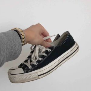  - Svarta converse storlek 36. Ganska fräscha förutom att tyget gått sönder lite men det går att laga. 