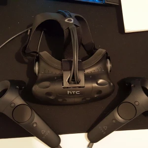  - VR kit från VIVE. Köpt i Maj, kvitto finns. Testat en gång men var inget för oss därav knappast använd. Möts gärna upp.  Om varan ska skickas så ser jag efter vad frakten blir då men kan man mötas upp i Stockholmsområdet så har man förtur! 