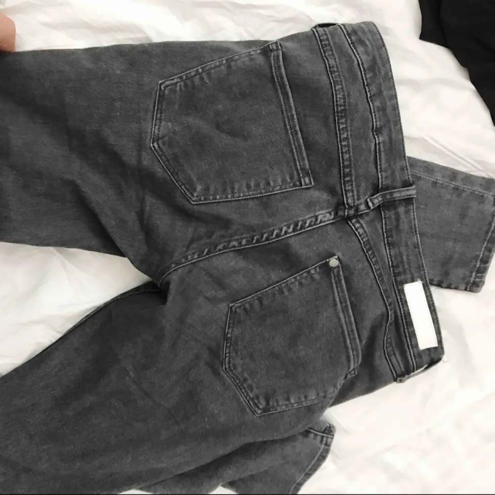 Skitsnygga grå jeans med låg midja! Passar mej som har S i byxor! Hålen har jag gjort själv! 130kr + eventuell frakt. Jeans & Byxor.
