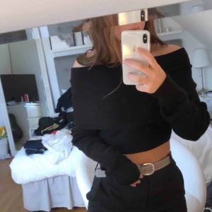  - Superfin stickad offshoulder tröja från na-kd, aldrig använd