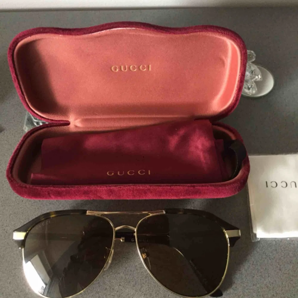Äkta Gucci solglasögon , modell 2019 .Nypriset är 3994kr på Gucci websidan .. Accessoarer.