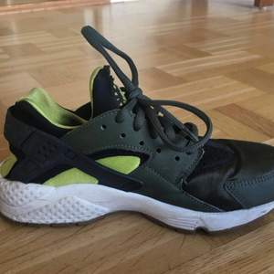 Nike air huarache. Lite använda men mycket fint skick. Nypris ca 1100kr storleken är 36 men känns mer som 35/36