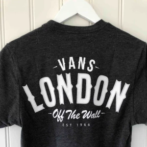  - Jättefin t-shirt från Vans med stort tryck på baksidan som är inköpt i London. Den är endast använd ett fåtal gånger och i väldigt bra skick. Frakten är gratis :)