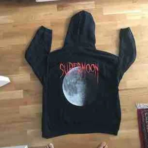  - Supercool Hood tröja ifrån weekday med stort print på ryggen. Modellen är over sized. Nypris ca 600, inköpt för ett år sen