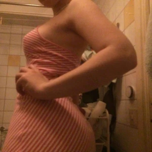  - En jette söt vit rosa randig sommarkläninng som tyverr inte kommer till användning. Det är bara att kapa, super fin till både klackar och sandaler