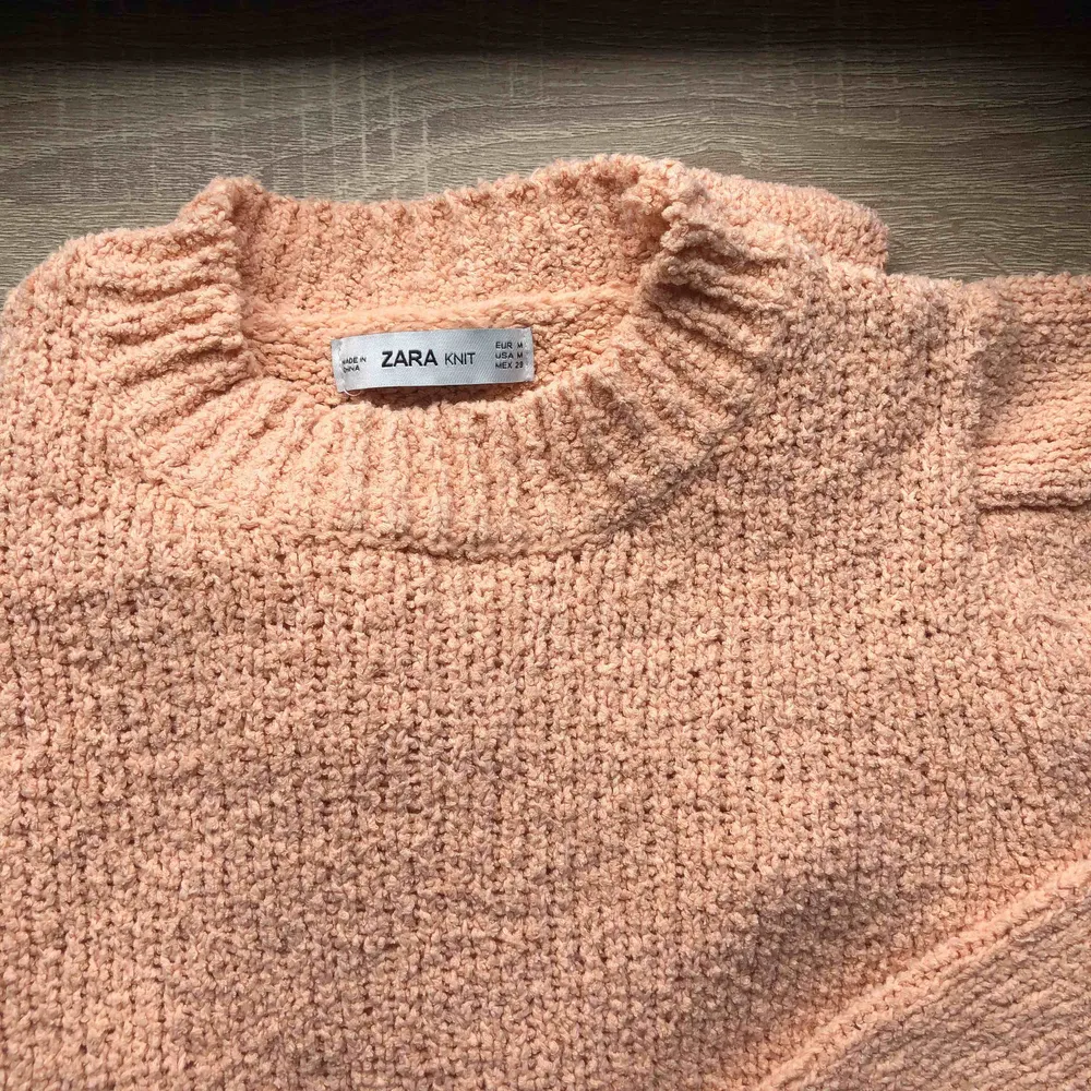 Cool persikofärgad knit. Lite ”axelvaddar”. . Tröjor & Koftor.