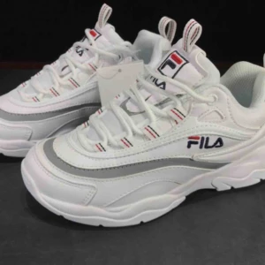  - Sneakers från fila med reflex. Stl. 38. Använda ca 3 ggr. Nypris: 999kr. Kan mötas upp i Gbg annars tillkommer frakt✨