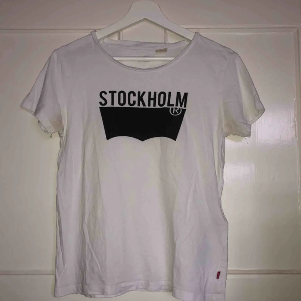 Levis t-shirt. Möts upp i centrala Stockholm (City, Södermalm) annars står köparen för frakt.. T-shirts.