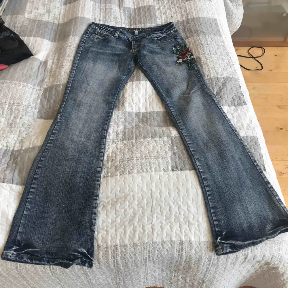 Bootcut jeans med broderi kolla på bilden  Hämta i Gbg Majorna eller skicka för 63kr. Jeans & Byxor.