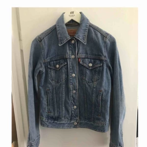  - Den här godingen är i stort behov av ny ägare!! En unik modell med tryckknappar i jätte fint skick. ❤️