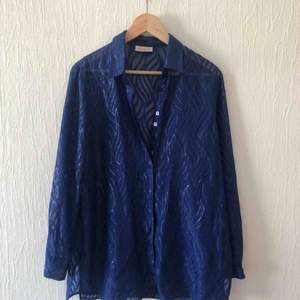 Fin blå transparent skjorta/blus köpt 2hand. Möts i Malmö eller köparen står för frakt.