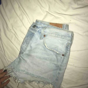  - Så fina högmidjade Levi’s-shorts i modellen 501. Endast använda tre gånger och därför inget slitage samt i jättefint skick. Köpta förra sommaren på na-kd där denna modell säljer slut väldigt snabbt just nu! Tillkommer fraktkostnad för köparen🌟
