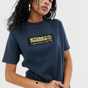  - Nice t-shirt från stussy, säljer pga jag fick en efter att jag köpt en själv - är därför aldrig använd o lappen sitter kvar ! Skönt material! Nypris 495:-