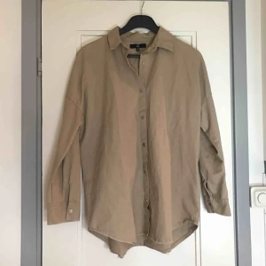  - Oversized beige skjorta i denimliknande material. Knäppning samt slitning nertill. Funkar även som skjortklänning. Köparen står för frakten 💫