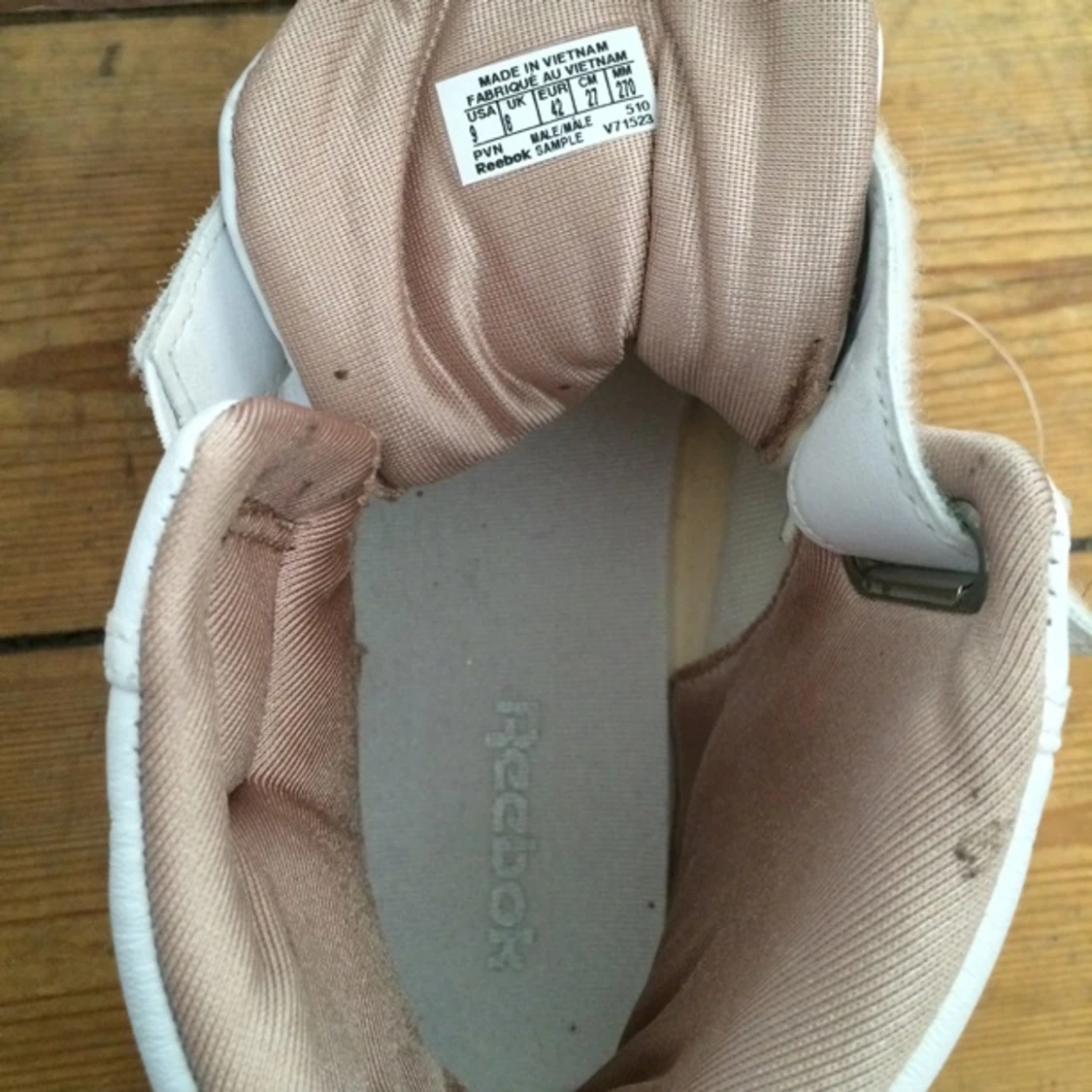 Vita Reebok sneakers. Aldrig använda men lite smutsiga pga dålig förvaring.