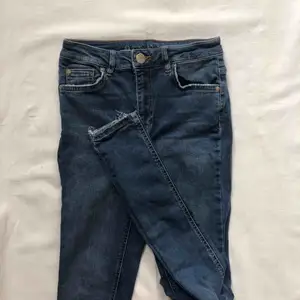 - Skinny jeans från Cubus - ”High waist Hannah” - Mörkblå - Stretch  - Stuprör  - 92% bomull, 6% polyester, 2% elastane 