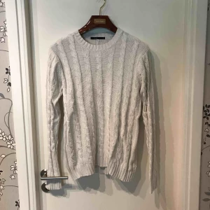  - Snygg kabelstickad tröja från D.Brand 