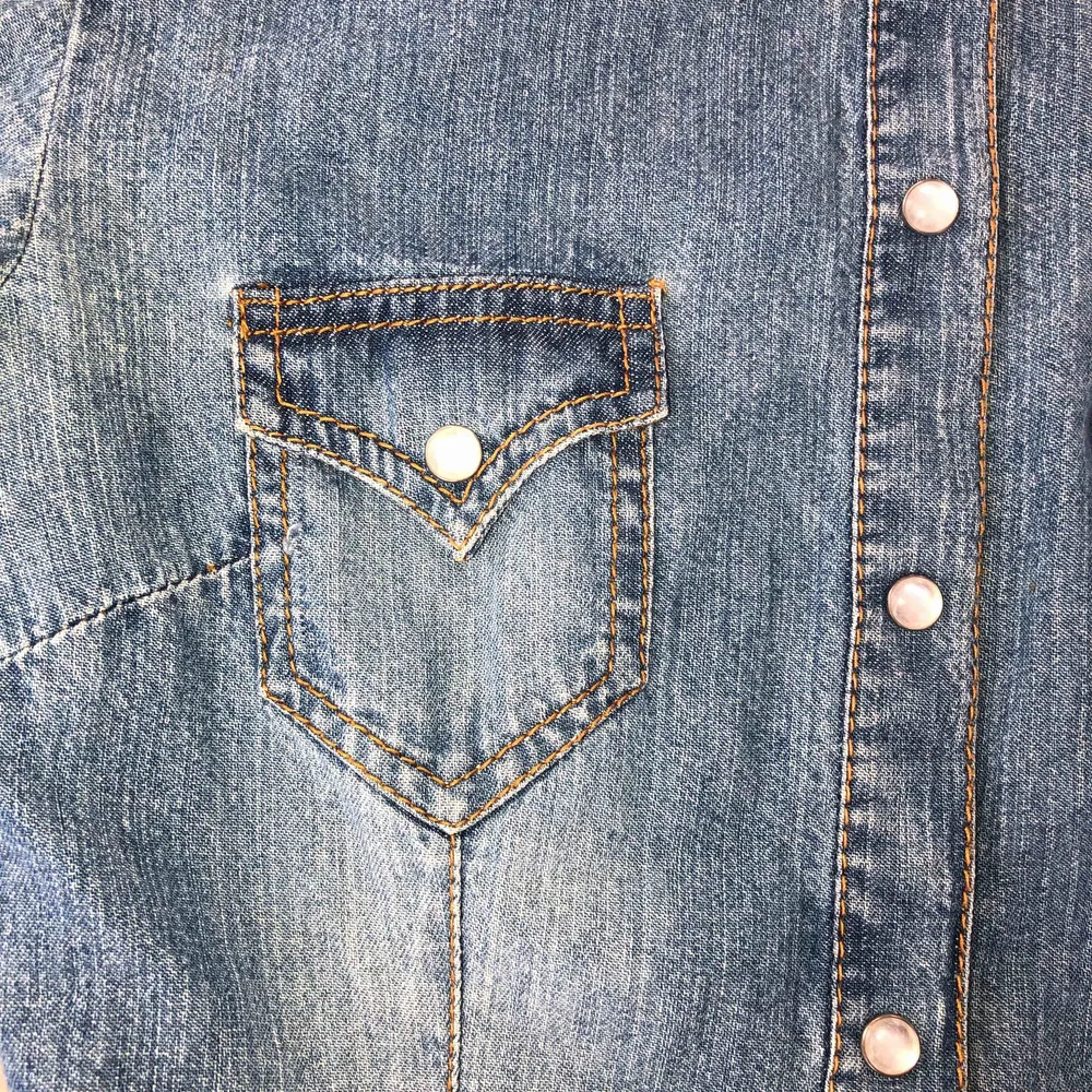 Jeans skjorta som aldrig är använd. Vita stenar som knappar (den är lätt att knäppa).. Skjortor.