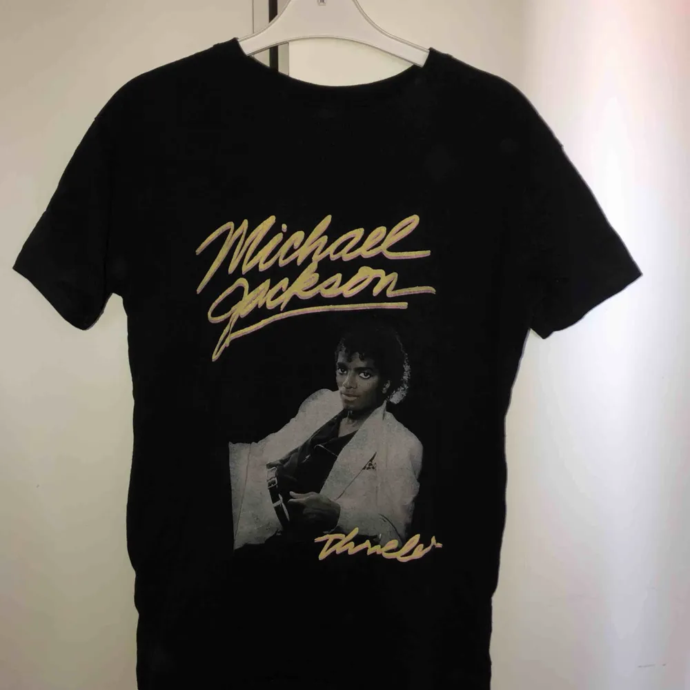Lite oversized t-shirt från pull&bear med Michael Jackson motiv💕💗 Använd fåtal gånger. Köparen står för frakten💕. T-shirts.