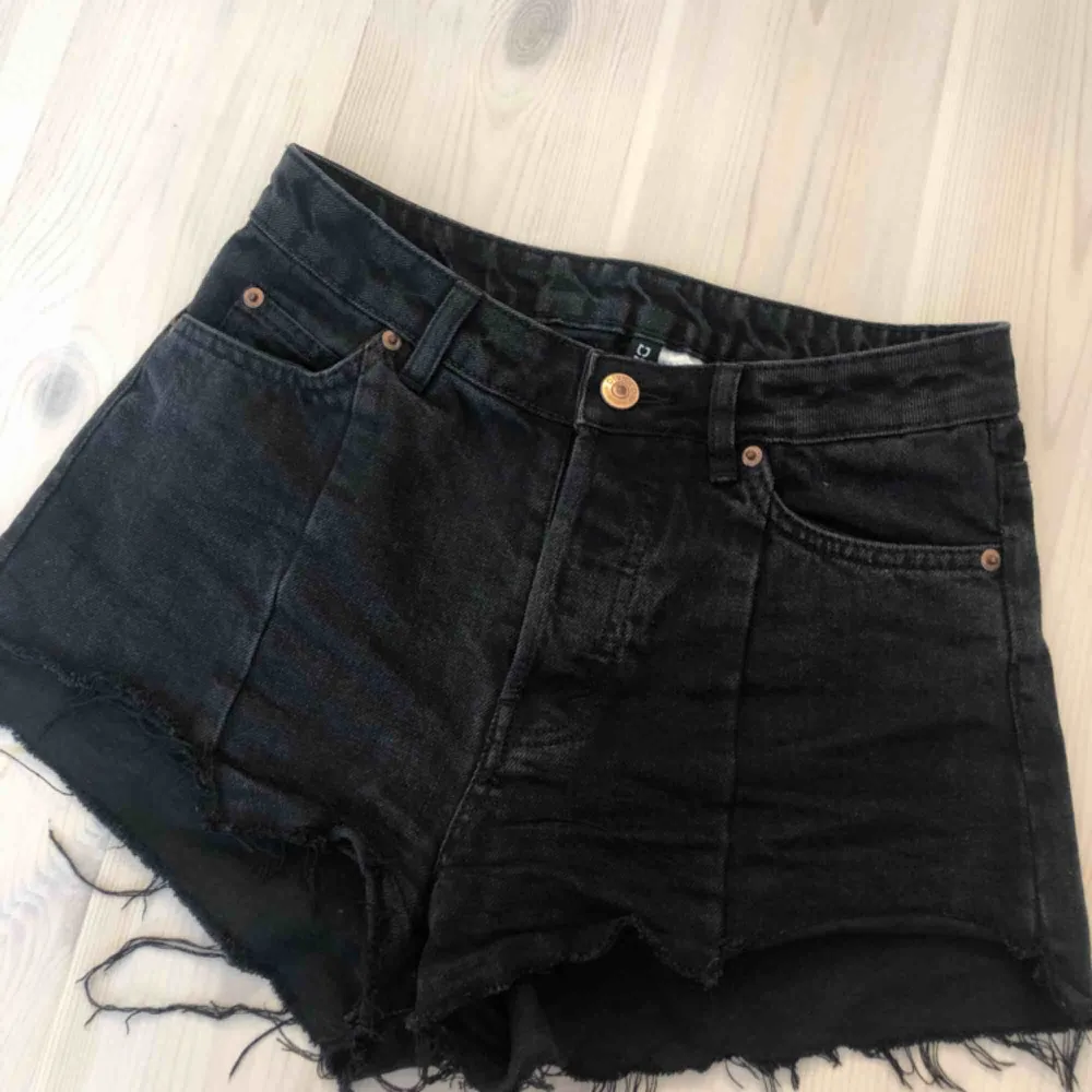 Svarta jeansshorts i storlek XS, köparen står för frakt eller möts upp i Västervik. . Shorts.