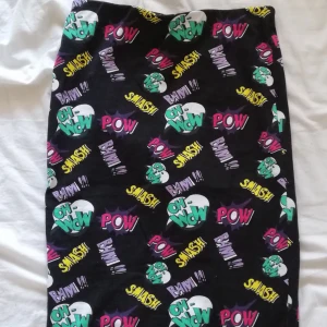  - Cool, tight, mönstrad lite länge kjol från H&M Divided. Lite använd och i gott skick. Köparen står för frakten 🌷💮