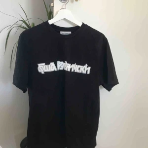  - Äkta gosha rubchinskiy T-shirt köpt på Dover street market. Är XS i killmodell så är som en M i tjejstorlek. Använd fåtal gånger. Möts upp i Stockholm annars tillkommer frakt. 