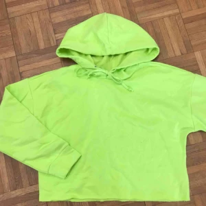  - Neon-färgad crop hoodie, aldrig använd. Frakt tillkommer 💚