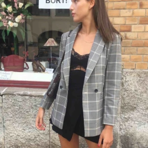  - Blazer ifrån hm!! Skitsnyggt oversize på dig i lite mindre storlek, och snygg figur-fit på dig 40+! Jag ganska lång (180) så tror den skulle vara snygg som klänning på någon lite kortare än mig! Skickar fler bilder vid förfrågan. PRISET ÄR DISKUTERBART!!