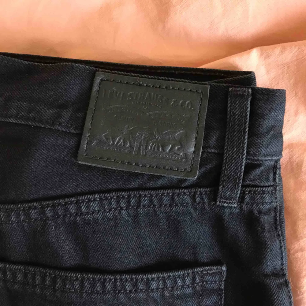 Levis baggy jeans köpta på asos. Använda en gång och tvättade.  Oversize och passar även 27-28!  ♟🎬🎱🕷🎥💣. Jeans & Byxor.